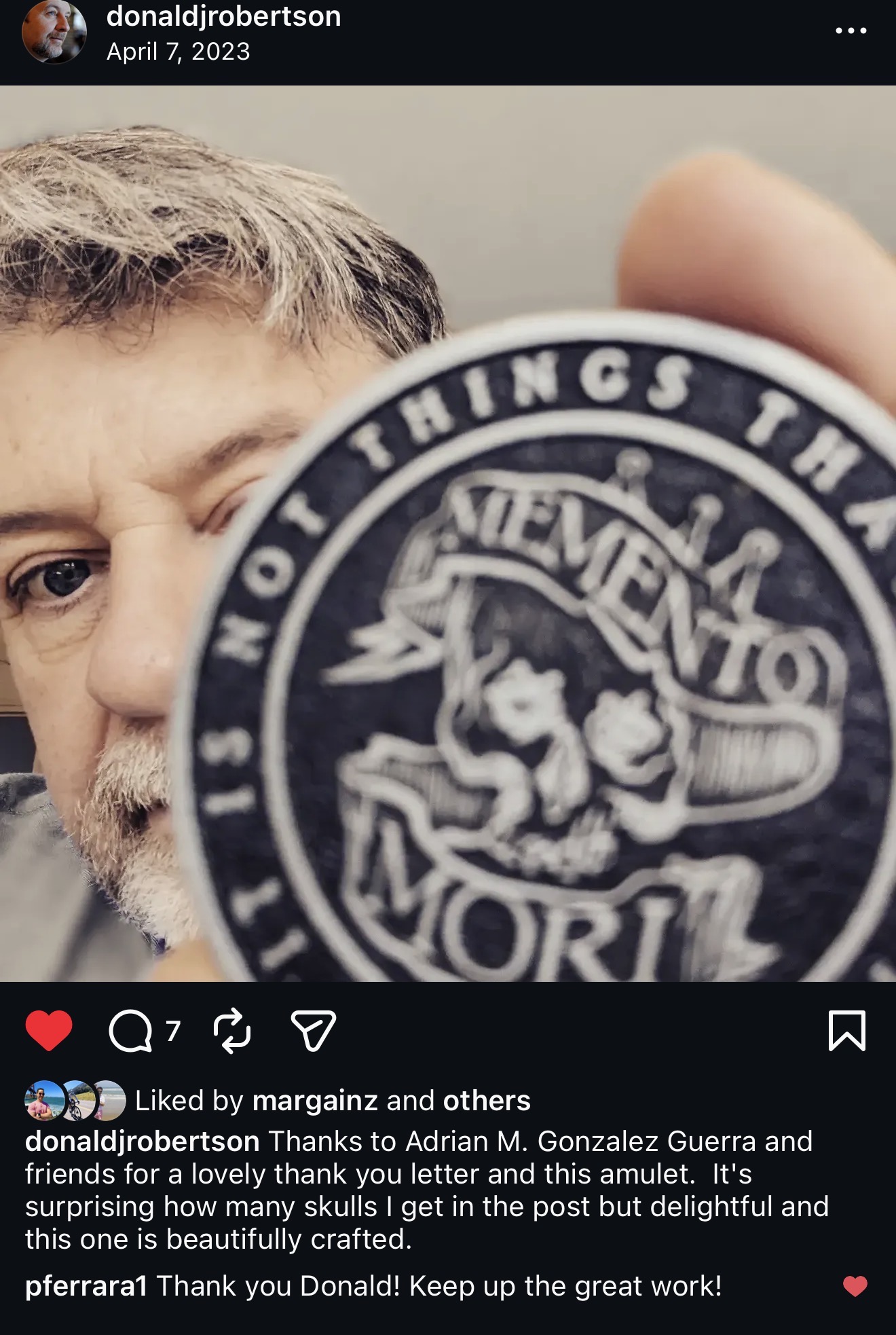 Donald Robertson con el amuleto Memento Mori enviado por Estoicos en Areté